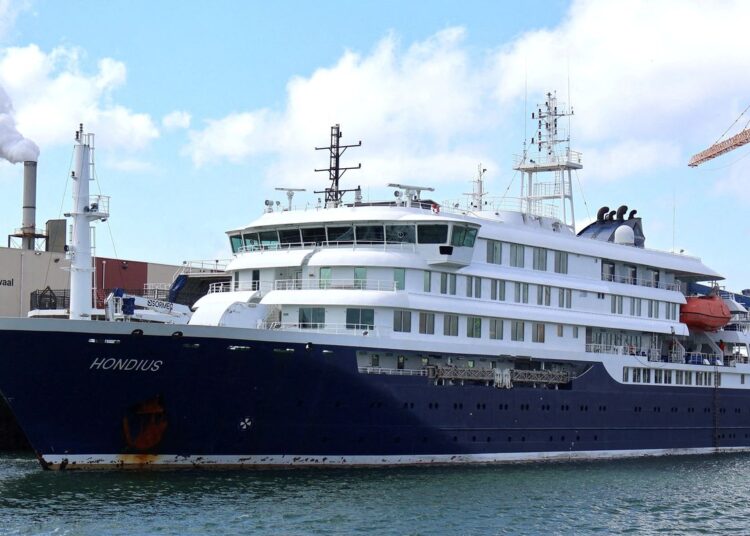 Capitão de navio com surto de hantavírus deixa a embarcação