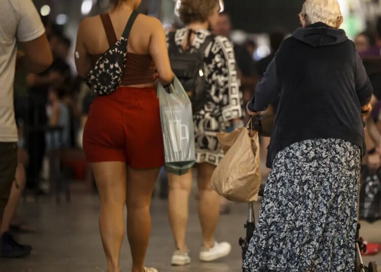 Defeitos em calçadas fazem 42% dos idosos terem medo de cair