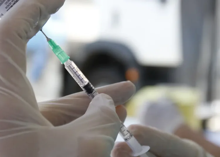 Sarampo: infectologista alerta sobre vacinação em viagens para a Copa